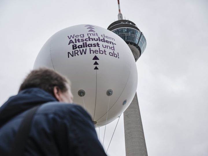 Mit einem großen Ballon wiesen finanzschwache Kommunen auf die schwierige Situation in den Städten und Kreisen hin. Foto: Markus Luigs