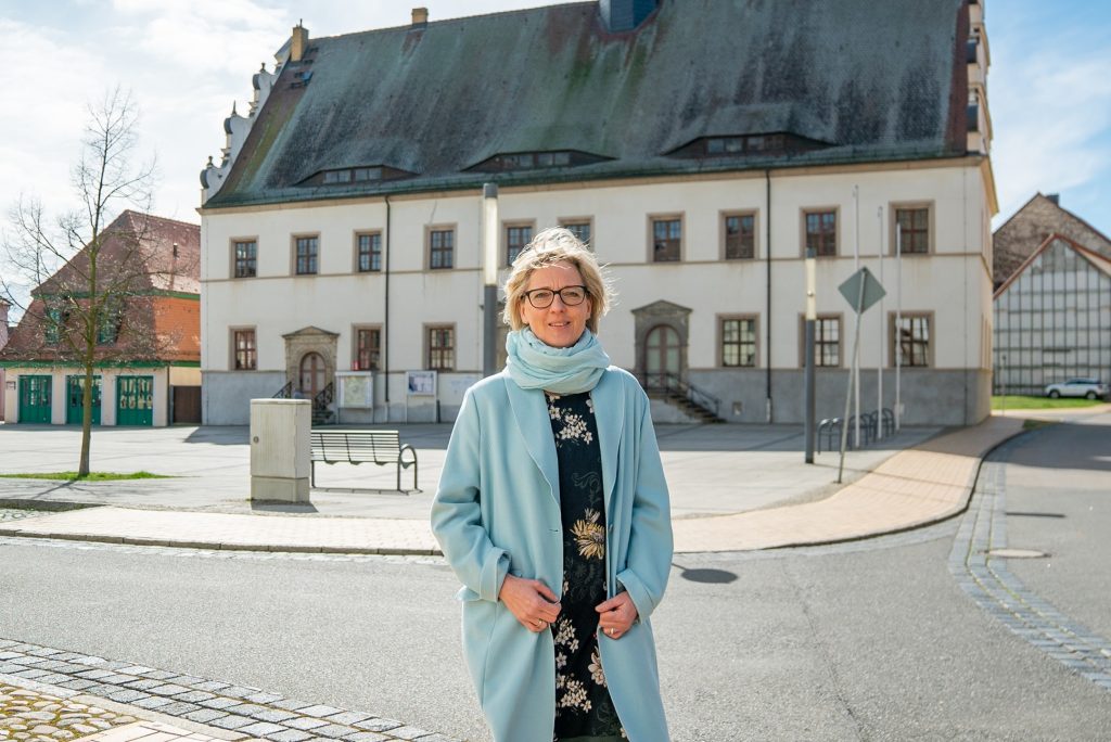 Bad Schmiedebergs Bürgermeisterin Heike Dorczok vor dem Rathaus der Stadt