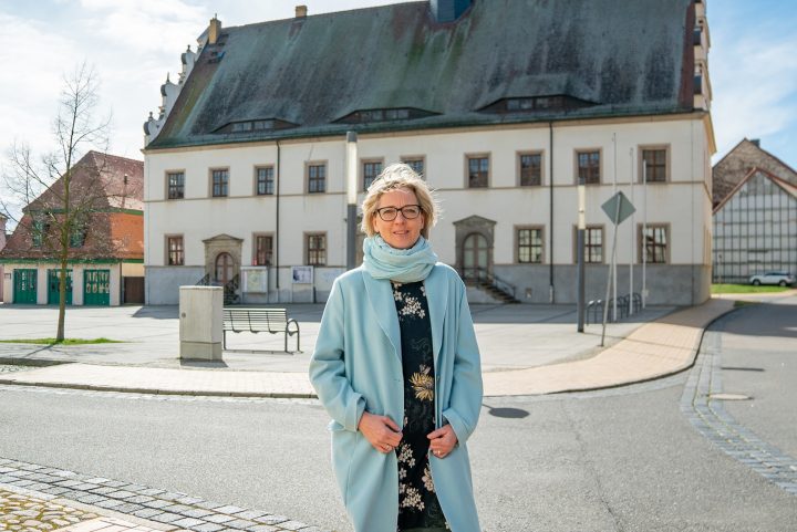 Bad Schmiedebergs Bürgermeisterin Heike Dorczok vor dem Rathaus der Stadt